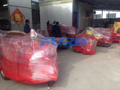 福瑞得機(jī)械座駕壓路機(jī)、大容量灌縫機(jī)，小型灌縫機(jī)包裝完畢準(zhǔn)備發(fā)貨