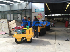 福瑞得機械手扶雙輪壓路機，二次結(jié)構(gòu)澆筑泵及時包貨